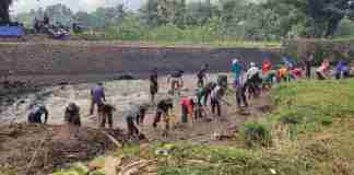 Warga Ciamis Gotong Royong Normalisasi Sungai Cipalih