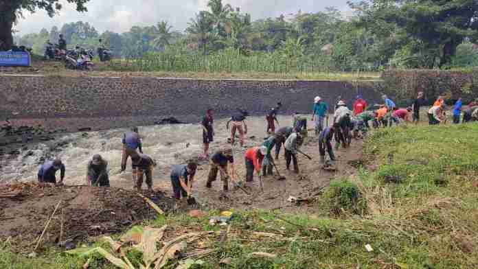 Warga Ciamis Gotong Royong Normalisasi Sungai Cipalih