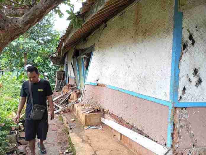 Memprihatinkan! Rumah Lansia dan Tiga Anaknya di Cipaku Ciamis Ambruk