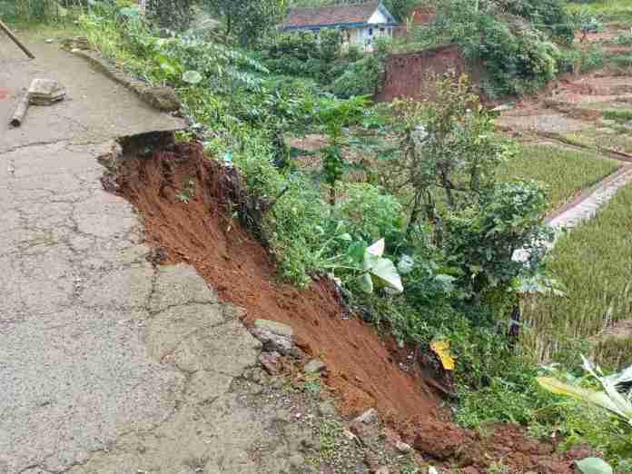 Jalan Antar Dusun di Kertayasa Ciamis Ambles, Akses Warga Terputus