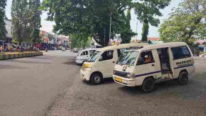 Kebijakan Pemkab Ciamis yang melarang siswa SD dan SMP membawa sepeda motor ke sekolah mulai terasa dampaknya bagi sopir angkutan kota (angkot).
