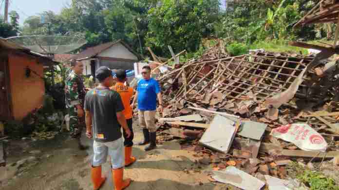 Rumah Ambruk Diterjang Longsor di Ciamis, 8 Warga Mengungsi