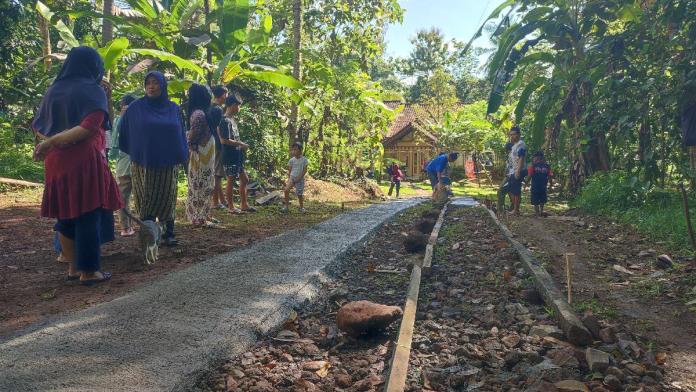 Warga RT 27 Ciharalang Ciamis Bangun Jalan dari Uang Perelek, Bukti Nyata Gotong Royong Tak Pernah Mati