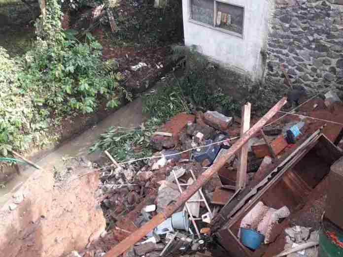 Tembok Penahan Tanah Ambruk di Saguling Ciamis, Rumah Warga Terancam Longsor
