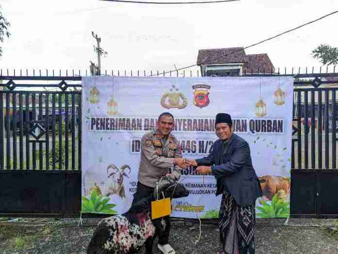 Polres Tasikmalaya Salurkan 43 Hewan Kurban ke Ponpes dan Masyarakat