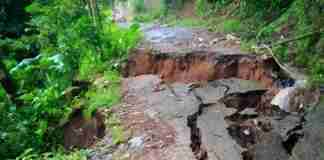 Jalan Desa di Lumbung Ciamis Putus Akibat Longsor, Dua Pengendara Motor Terluka