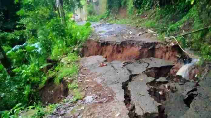 Jalan Desa di Lumbung Ciamis Putus Akibat Longsor, Dua Pengendara Motor Terluka