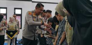 Kepolisian Daerah (Polda) Jawa Barat bersama Bhayangkari Daerah Jawa Barat menggelar kegiatan bakti sosial yang sarat nilai kemanusiaan di Mapolres Tasikmalaya, Kamis (17/7/2025) sore.