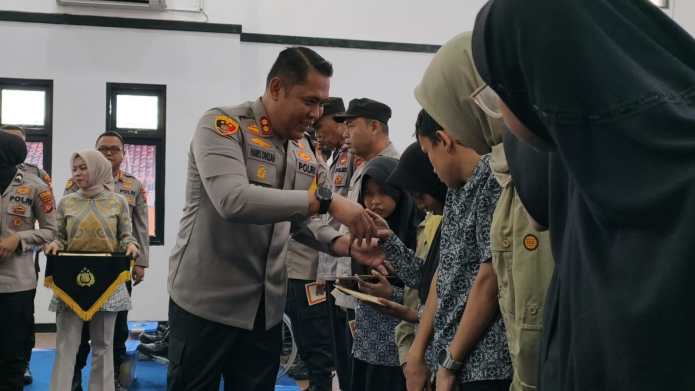 Kepolisian Daerah (Polda) Jawa Barat bersama Bhayangkari Daerah Jawa Barat menggelar kegiatan bakti sosial yang sarat nilai kemanusiaan di Mapolres Tasikmalaya, Kamis (17/7/2025) sore.