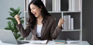 Motivasi pembangkit semangat. Motivasi adalah dorongan yang dapat membuat seseorang kembali bersemangat.