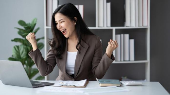 Motivasi pembangkit semangat. Motivasi adalah dorongan yang dapat membuat seseorang kembali bersemangat.