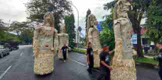 Seni Waruga Bodas, Helaran Unik Ciamis dari Anyaman Tikar Pandan