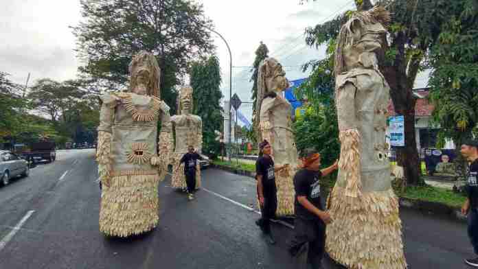 Seni Waruga Bodas, Helaran Unik Ciamis dari Anyaman Tikar Pandan