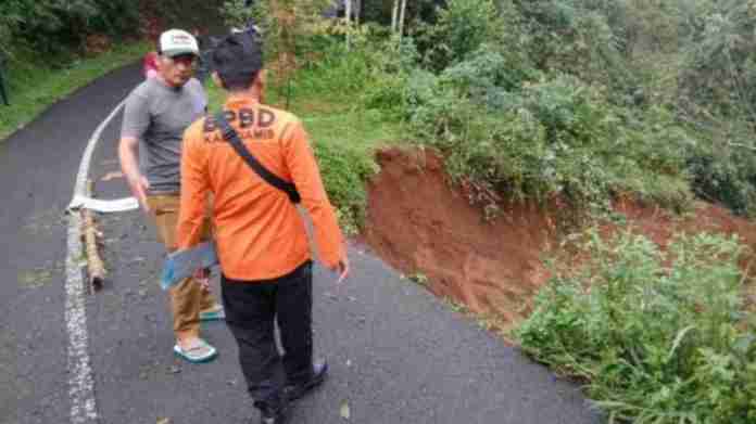 Hujan Deras Picu Longsor di Cipaku Ciamis, Akses Jalan Penghubung Kecamatan Terancam