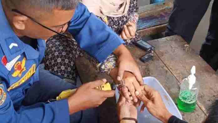 Petugas Damkar Ciamis Evakuasi Cincin Emas yang Terjebak di Jari Warga Cipaku