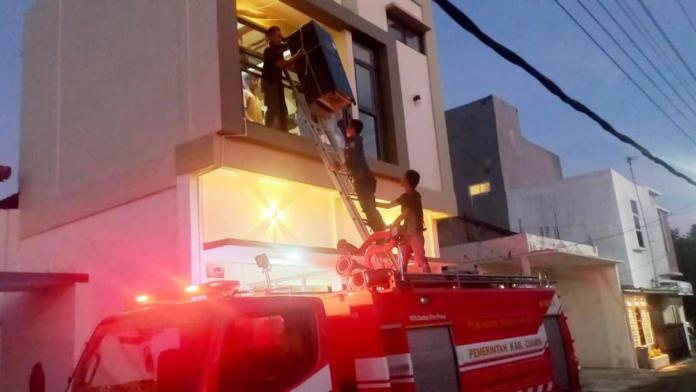Damkar Ciamis Tolong Warga Banjarsari Angkat Kulkas ke Lantai Dua