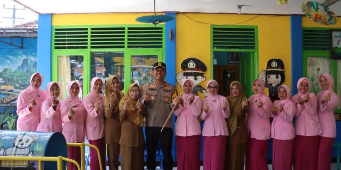 Kapolres Ciamis Beri Hadiah Umroh kepada Kepala Sekolah dan Guru TK Kemala Bhayangkari