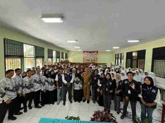 KKN Unigal Sosialisasikan Dampak Media Sosial kepada Pelajar SMPN 1 Atap Cipaku