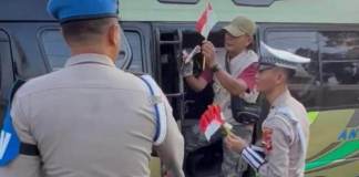 Polres Ciamis Bagikan Bendera Merah Putih, Semarakkan HUT RI ke-80