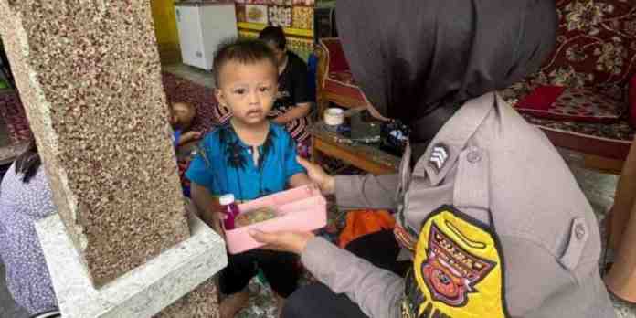 Polsek Ciamis Bagikan Makanan Bergizi untuk Tekan Angka Stunting di Mekarjadi