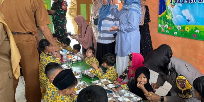 Polsek Ciamis Kawal Launching Program Makan Bergizi Gratis di Sadananya