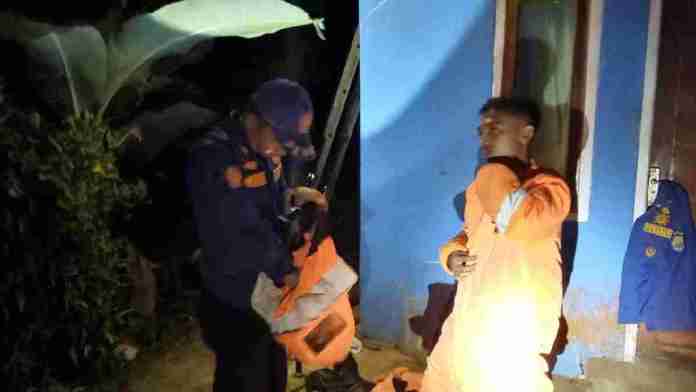 Damkar Ciamis Evakuasi Sarang Tawon Vespa di Rumah Warga Kawali