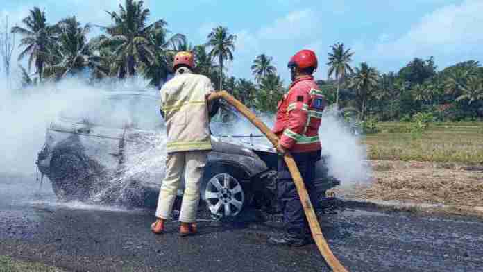Mobil terbakar