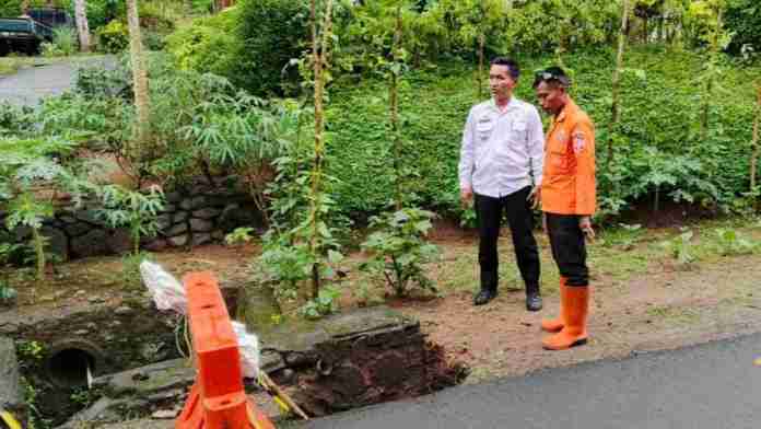 Drainase Tersumbat, Jalan di Cisaga Ciamis Longsor Sepanjang 19 Meter