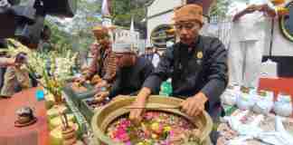 Minggu (14/9/2025) itu, masyarakat kembali menyaksikan sebuah ritual sakral: Jamasan Pusaka peninggalan Bupati Galuh, Raden Adipati Aria (RAA) Koesoemadiningrat.