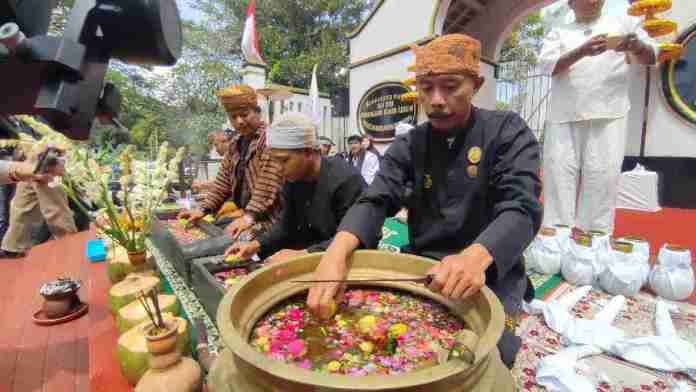Minggu (14/9/2025) itu, masyarakat kembali menyaksikan sebuah ritual sakral: Jamasan Pusaka peninggalan Bupati Galuh, Raden Adipati Aria (RAA) Koesoemadiningrat.