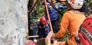 Seorang pria lansia bernama Rustam (71) ditemukan meninggal dunia setelah tercebur ke sumur tua di belakang rumahnya..