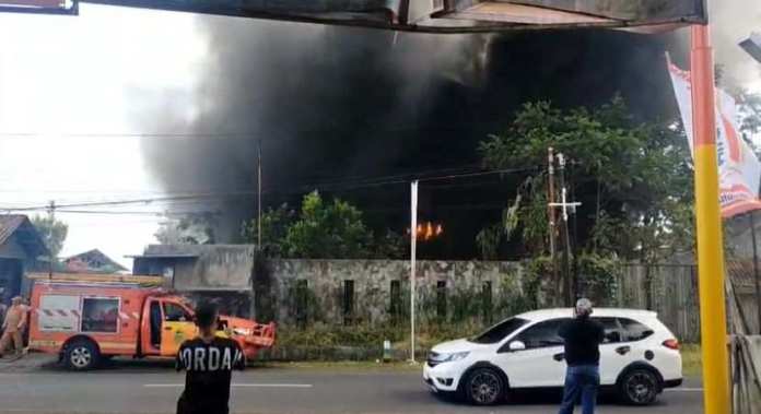 Gudang Barang Bekas di Mangunreja Tasikmalaya Ludes Terbakar
