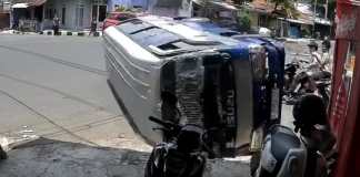 Mobil elf terguling