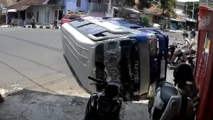 Mobil elf terguling