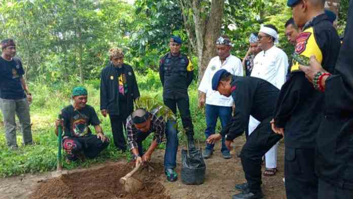 Lestarikan Alam dan Sejarah, Dewan Kebudayaan Ciamis Tanam Bibit Durian Istimewa di Situs Ciung Wanara