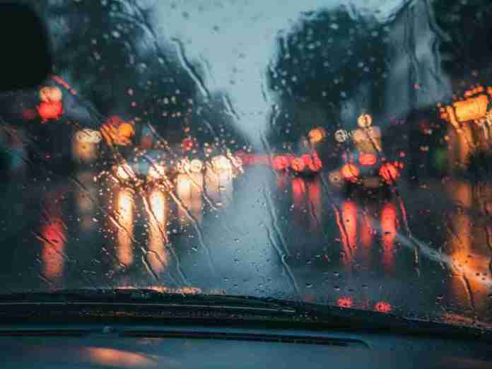 Tips Aman Berkendara di Musim Hujan agar Tetap Selamat di Jalan