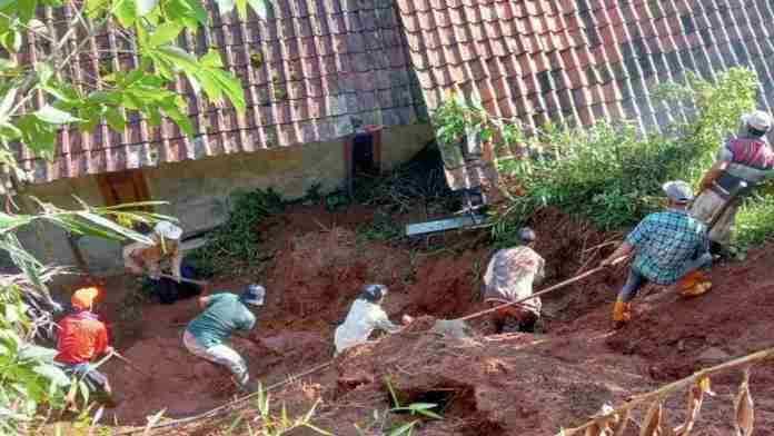 Longsor Landa Ciamis, Belasan Titik Terdampak-Rumah Rusak hingga Jalan Tertimbun