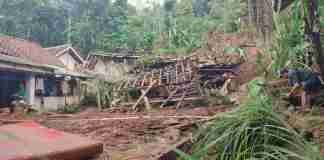 Longsor Tebing 30 Meter Terjang Permukiman di Cihaurbeuti Ciamis, 6 Bangunan Rusak