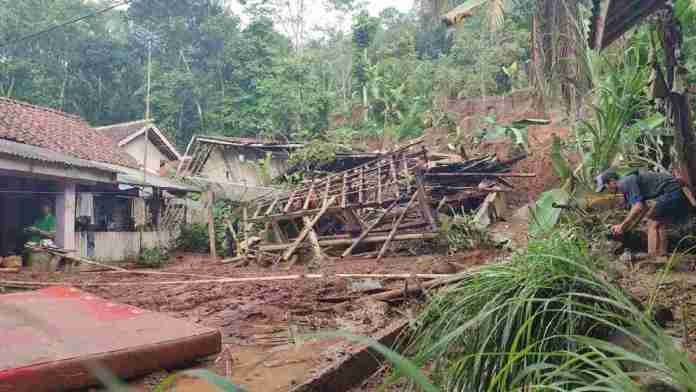 Longsor Tebing 30 Meter Terjang Permukiman di Cihaurbeuti Ciamis, 6 Bangunan Rusak