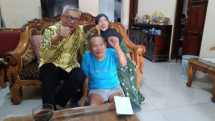 Agun Gunandjar Buktikan Kesetiaan, 1 Momen Mengharukan Jenguk Sahabat Lama