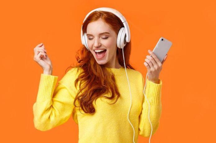 Tips Meningkatkan Produksi Hormon Bahagia, Bisa dengan Mendengarkan Musik Favorit! 